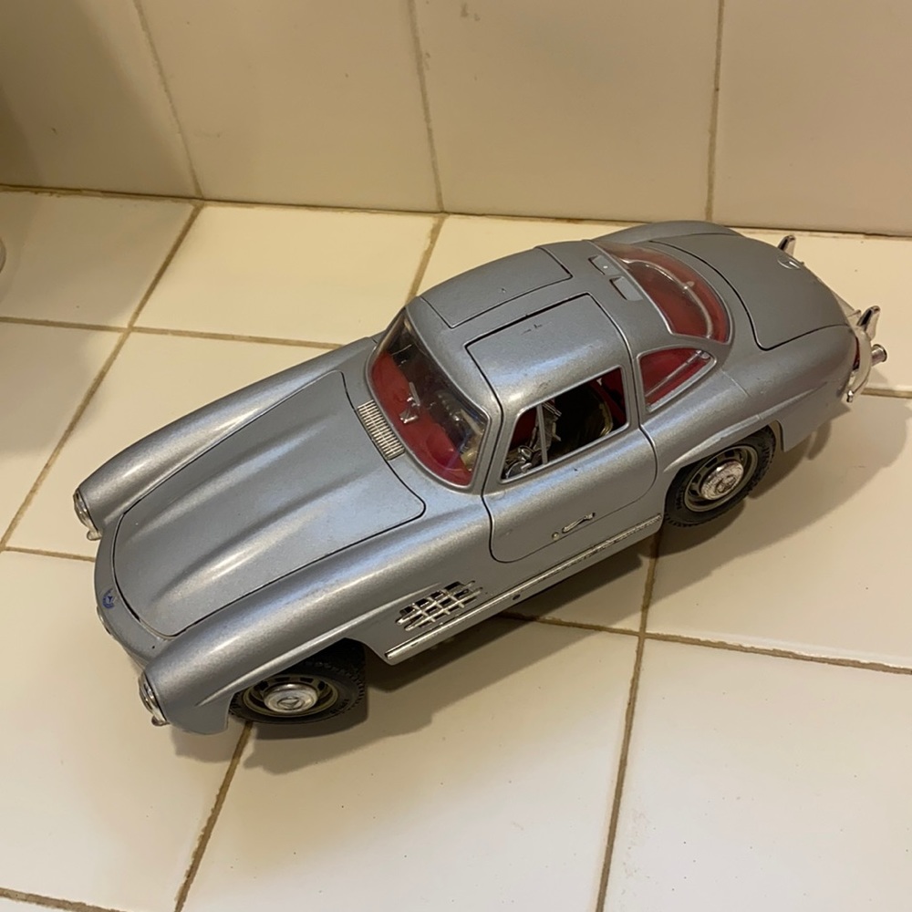 Silver Burago Mercedes-Benz 300SL (1954) 9,25”